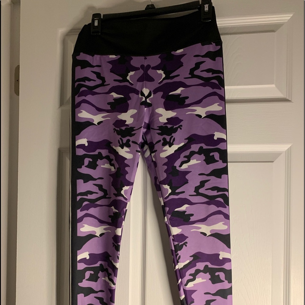 💵NWOT Woman’s purpcamo leggings 99poly10 spandex